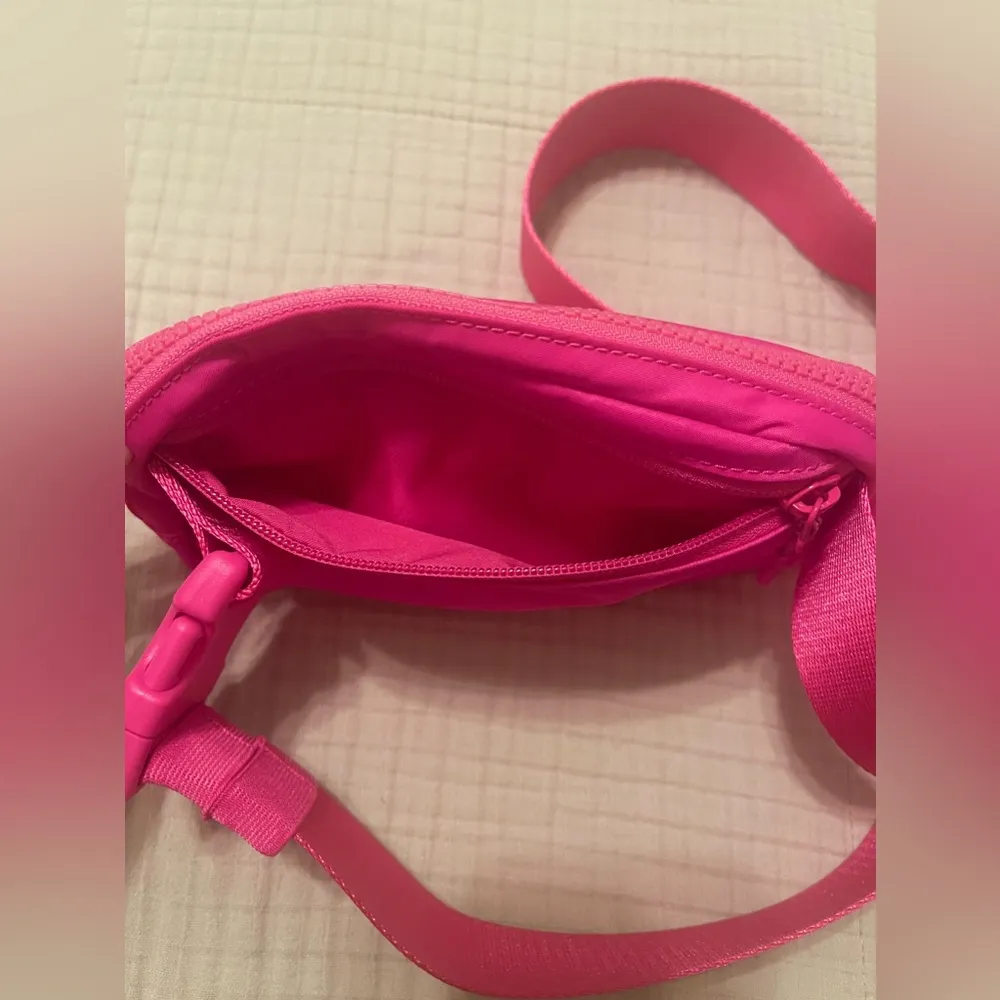Lululemon  Everywhere Belt Bag Sonic Pink - Image 5