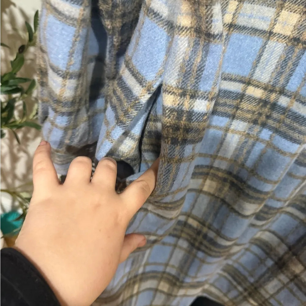 Simplee Apparel Plaid Shirt Jacket shacket in Blue and Tan size medium - Image 7