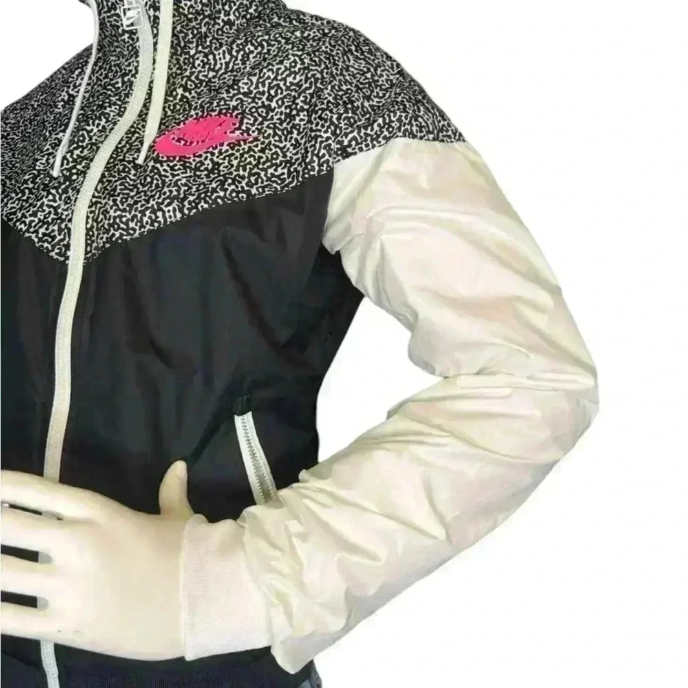 Nike Windrunner AOP woman’s running Jacket White/Black and pink. - Image 5
