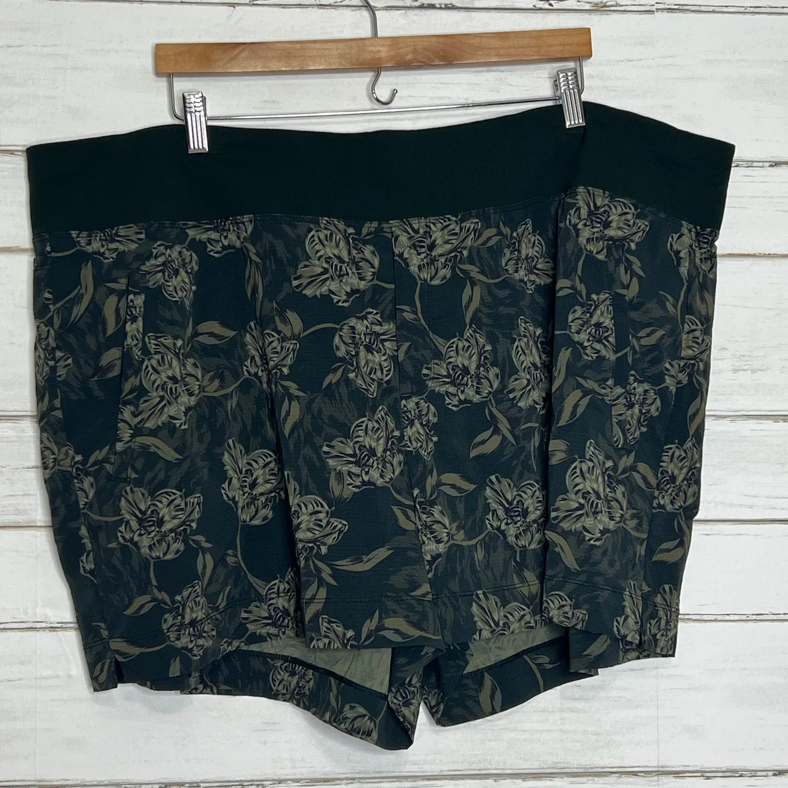 Athleta Trekkie North Floral Printed Green Athletic Shorts Plus Size 26 - Image 3