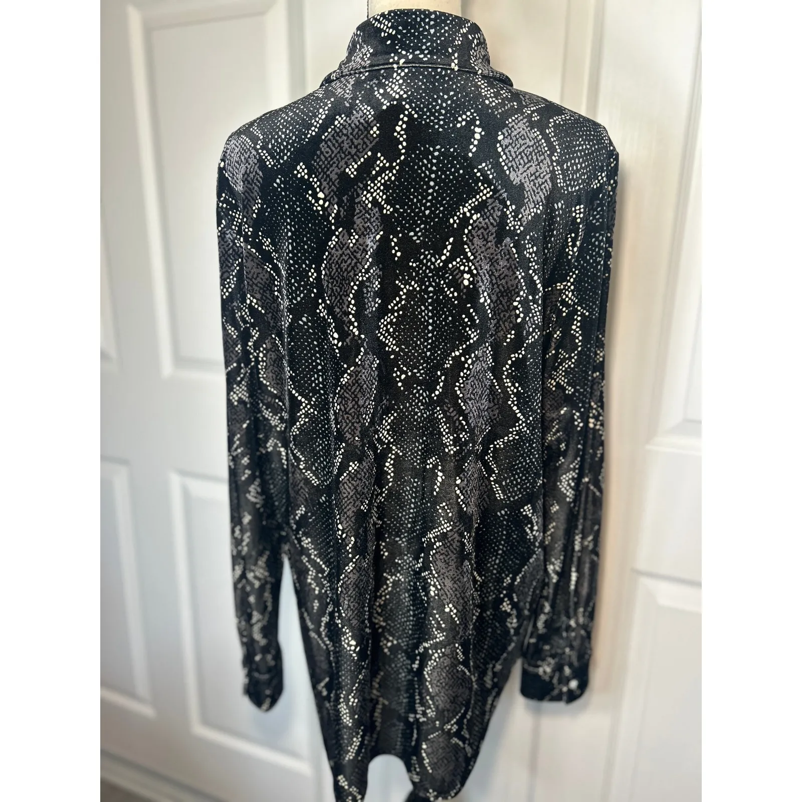 NWT Jude Connally Brandy Velvet Snakeskin Black Size XL Jewel‎ Button Shirt - Image 4