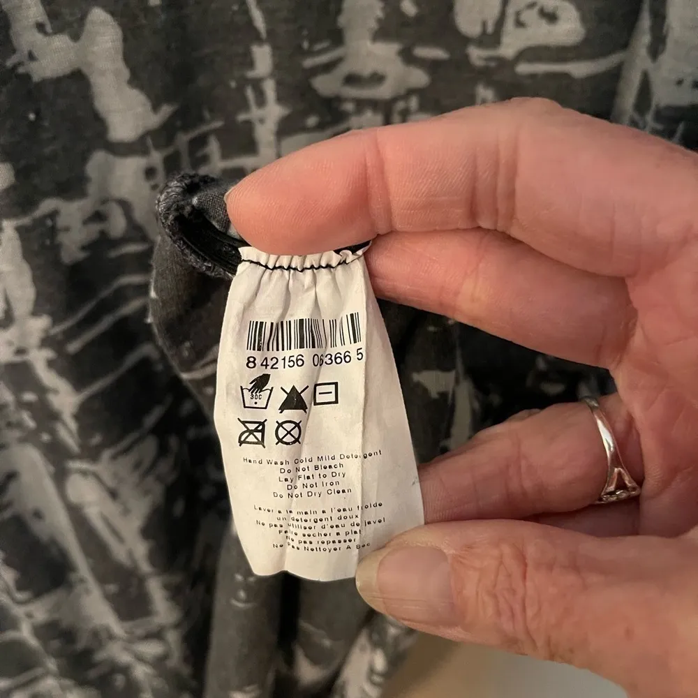 Oh Baby by Motherhood abstract print gray top with side ruching. - Image 5