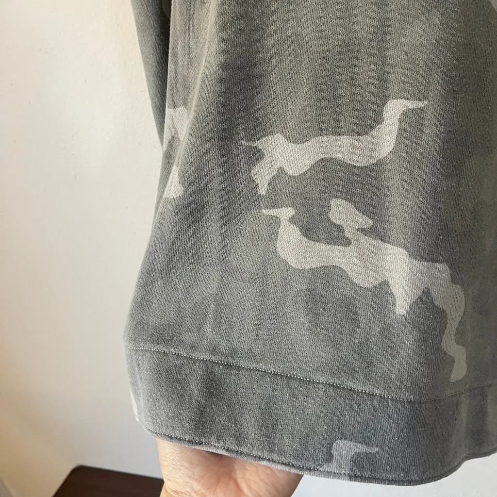 American Eagle Gray oversized Camouflage crewneck size medium jeggings fit - Image 5