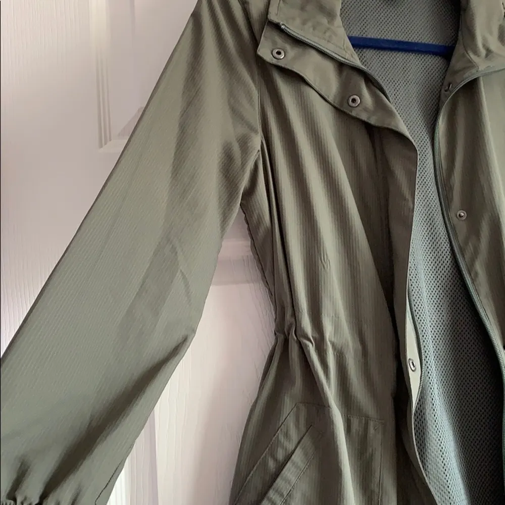 Lightweight athletic jacket in olive green - Image 4