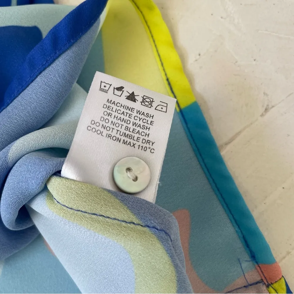 CROSBY by Mollie Burch  Floral Print Blue V Neck Blouse Size M - Image 8