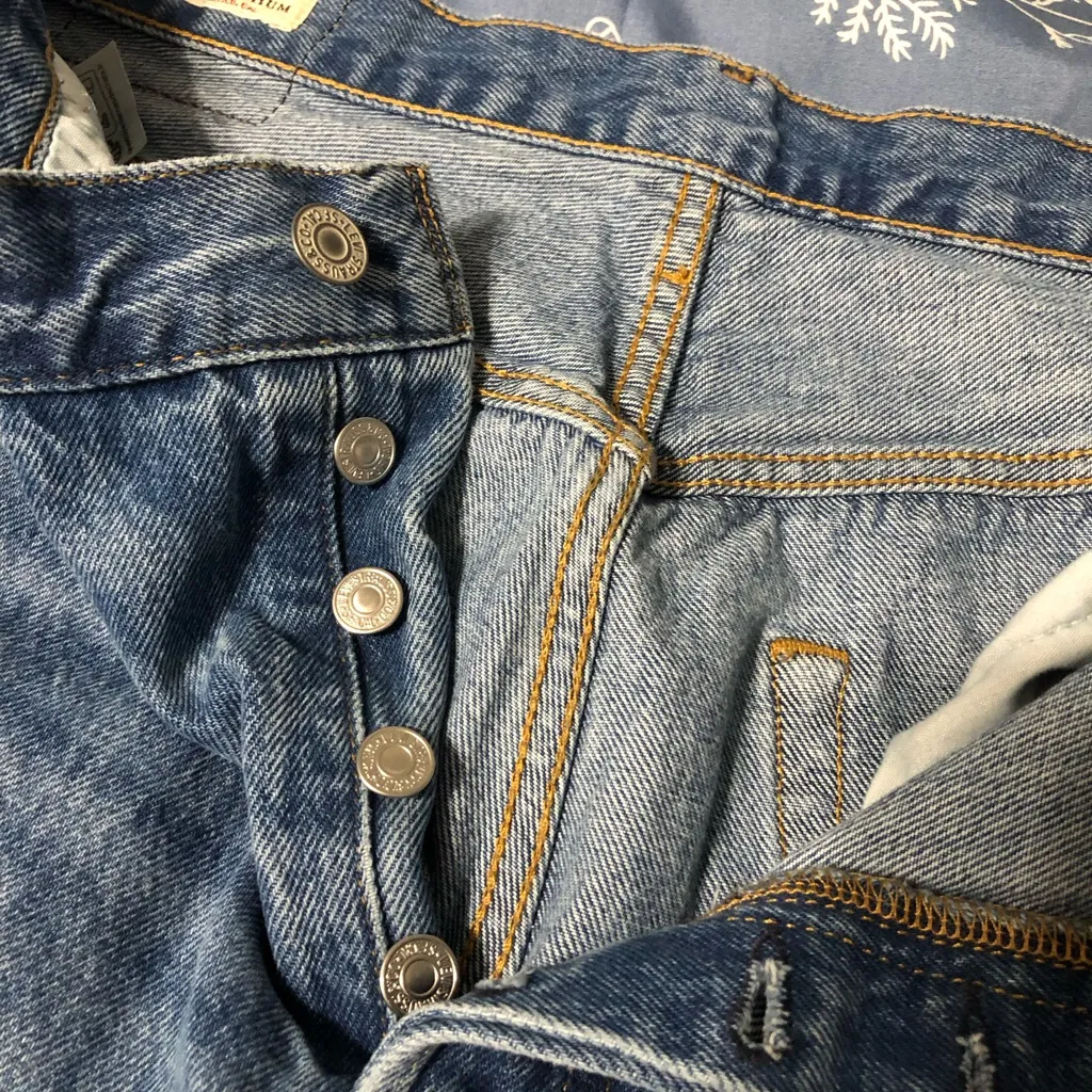 Levi’s 501 90s denim women’s size 31x30 waist measures 34” high rise button‎ fly - Image 5