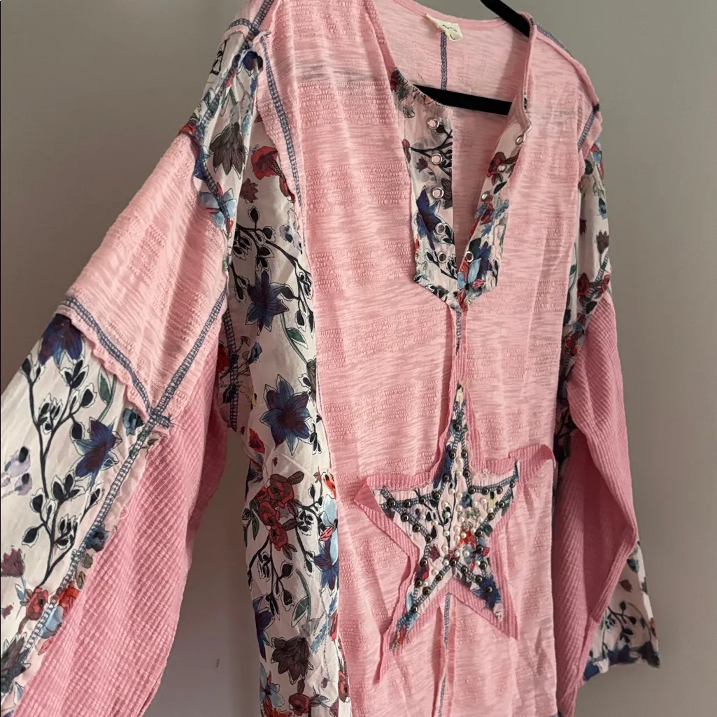 POL VNeck Long Sleeve Pink Floral Mixed Media Star Top Studs and Pearls Sz Large - Image 4