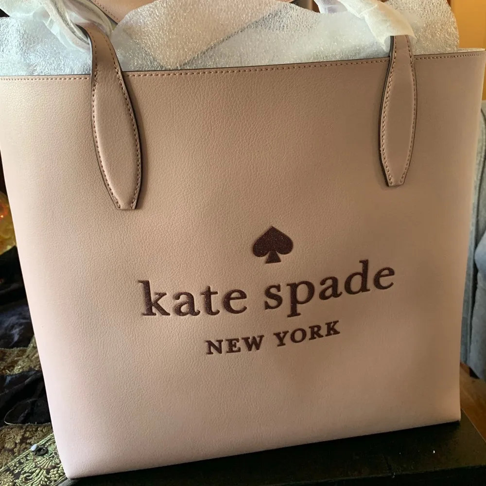 Authentic KATE SPADE Reversible leather tote & wristlet - Image 13