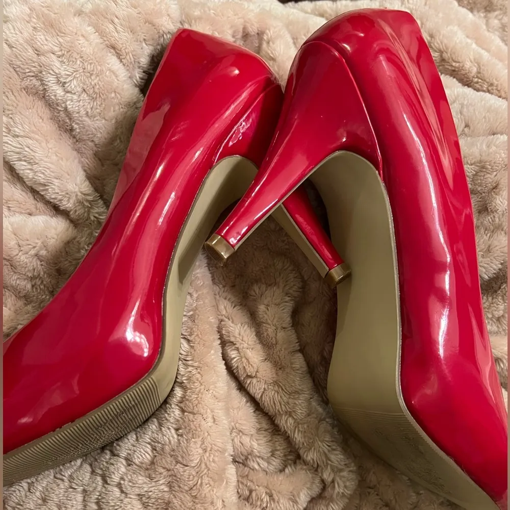 Madden Girl Candy Apple Red Patent Leather Heels Shoes - size 8 - Image 5