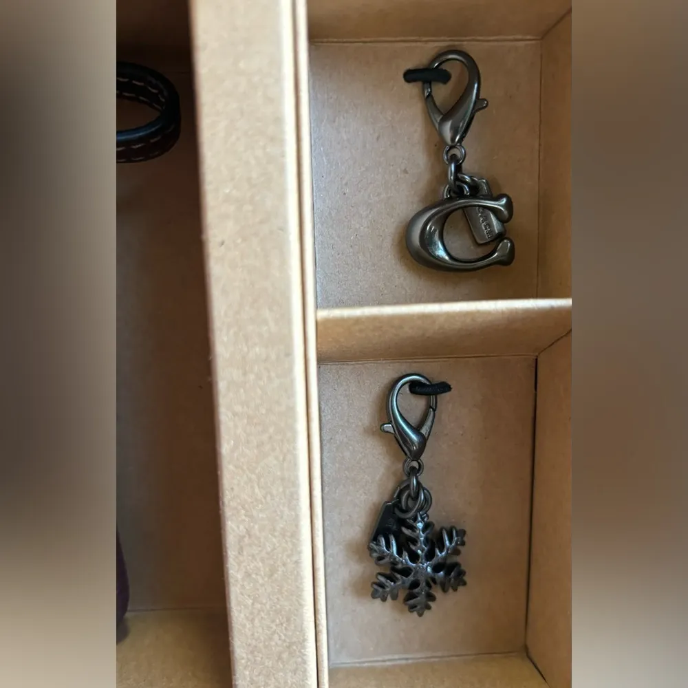 Authentic COACH signature shimmery Leather wristlet and 2 charms set in box 🎁 - Image 12