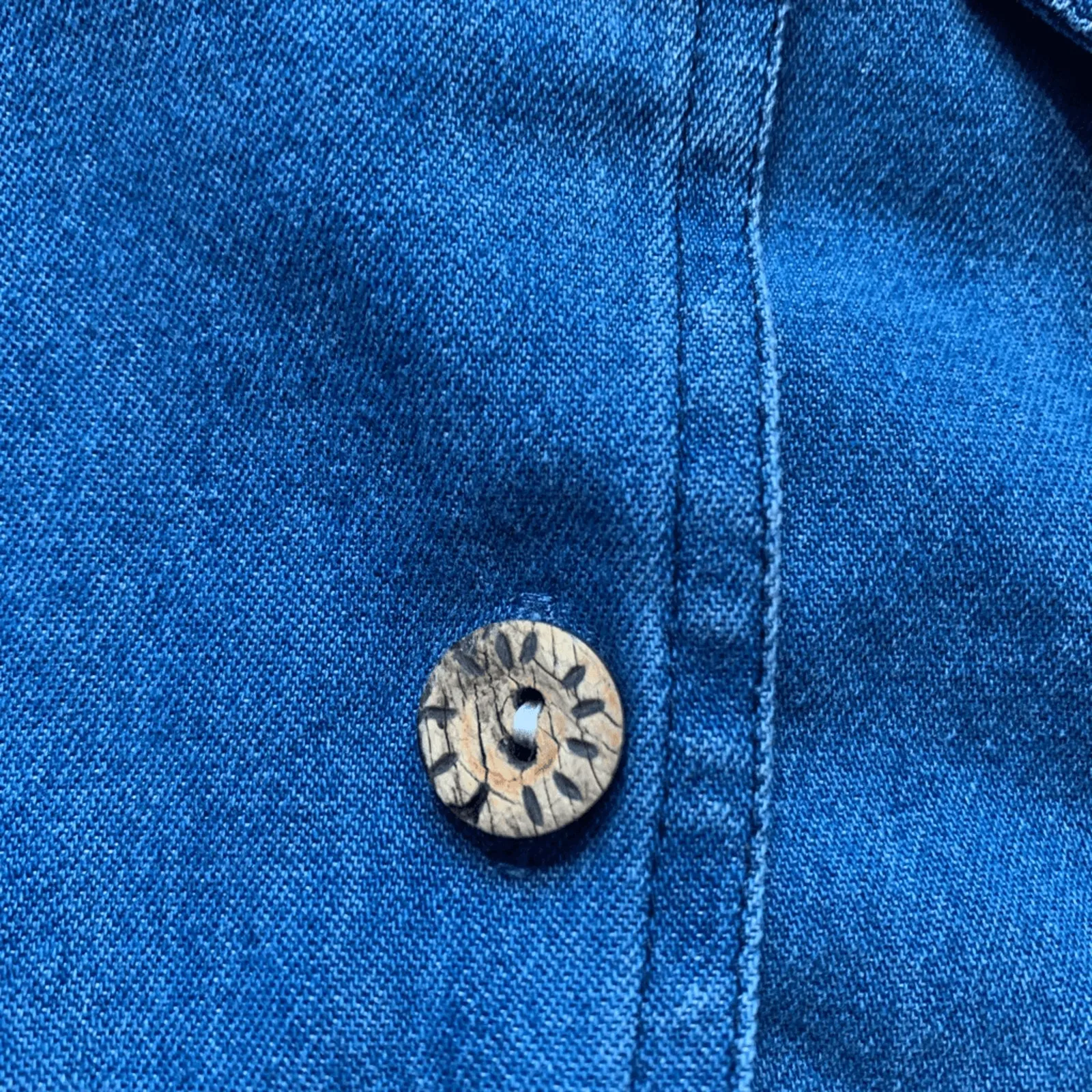 Vintage 90s Chambray Denim Shirt Jacket Giraffe Animal Beaded Safari Print Large Blue - Image 10