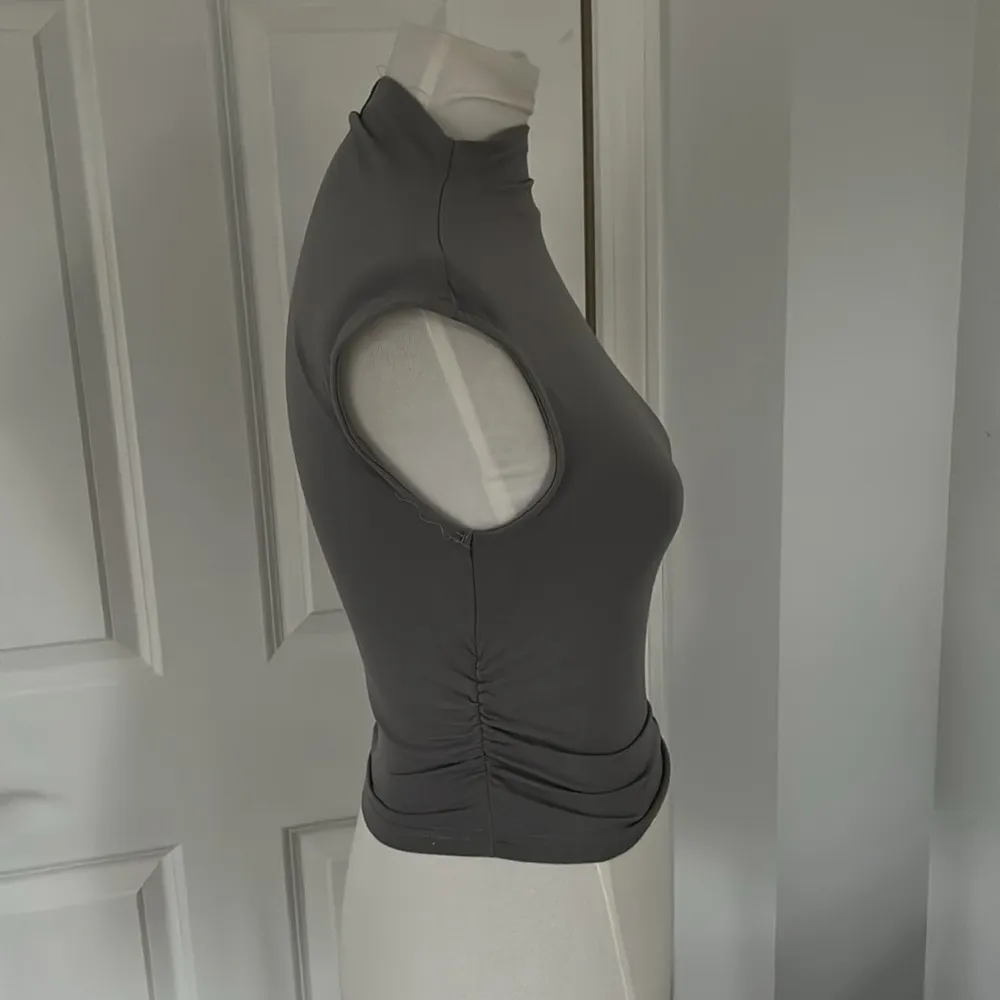 Cute Trendy Fitted Gray Sleeveless Mock Neck Top - Image 4