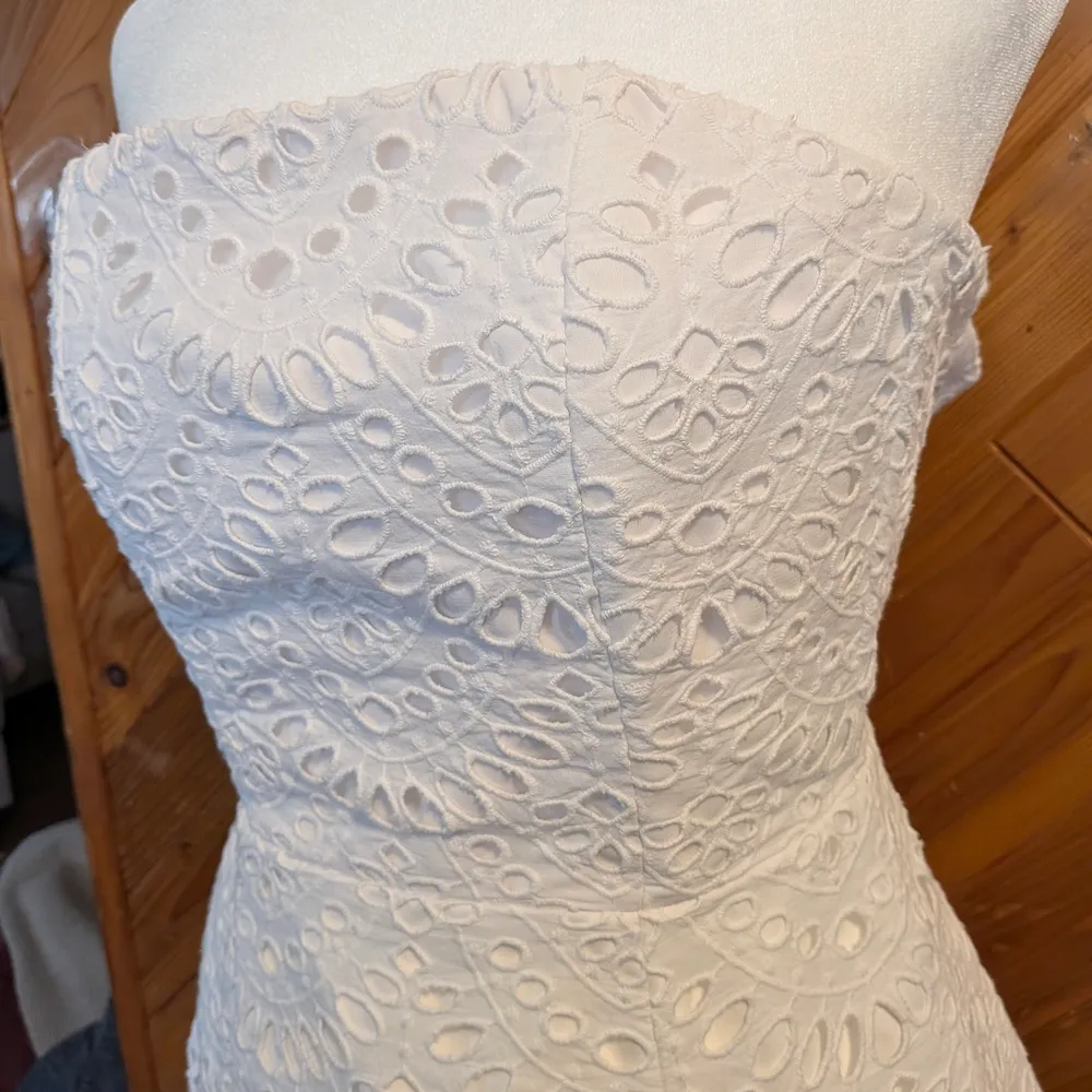 Alice + Olivia white strapless fit and flare eyelet lace mini dress Size 0 - Image 3