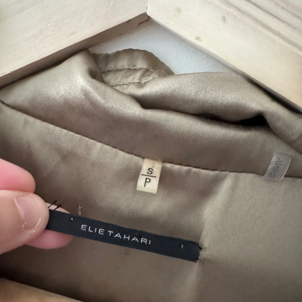 Tahari Beige 100% Suede Sleeveless Zip Up Jacket - Image 4