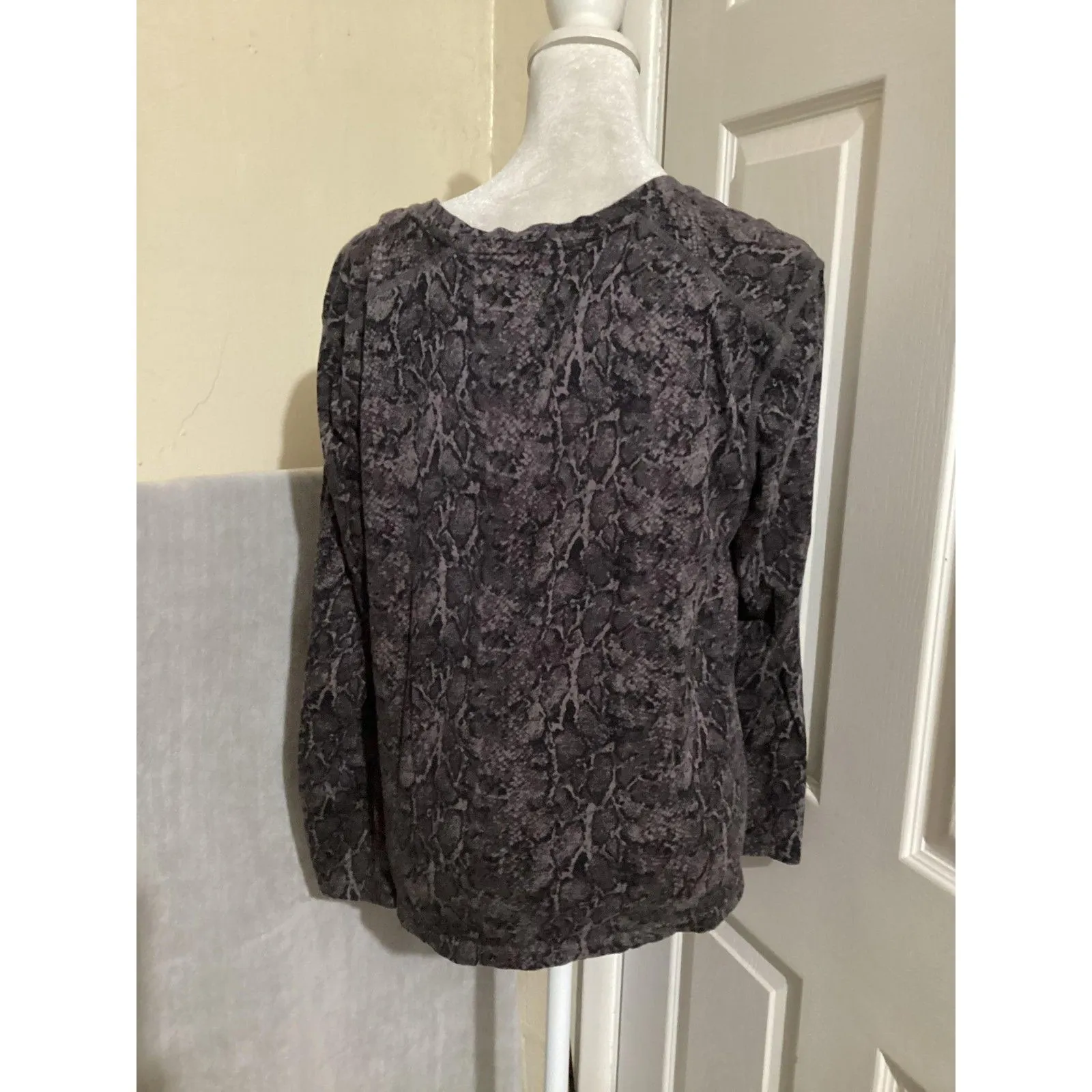 Rails Shirt Womens Medium Charcoal Snakeskin V Neck Long Sleeve Animal Print - Image 3