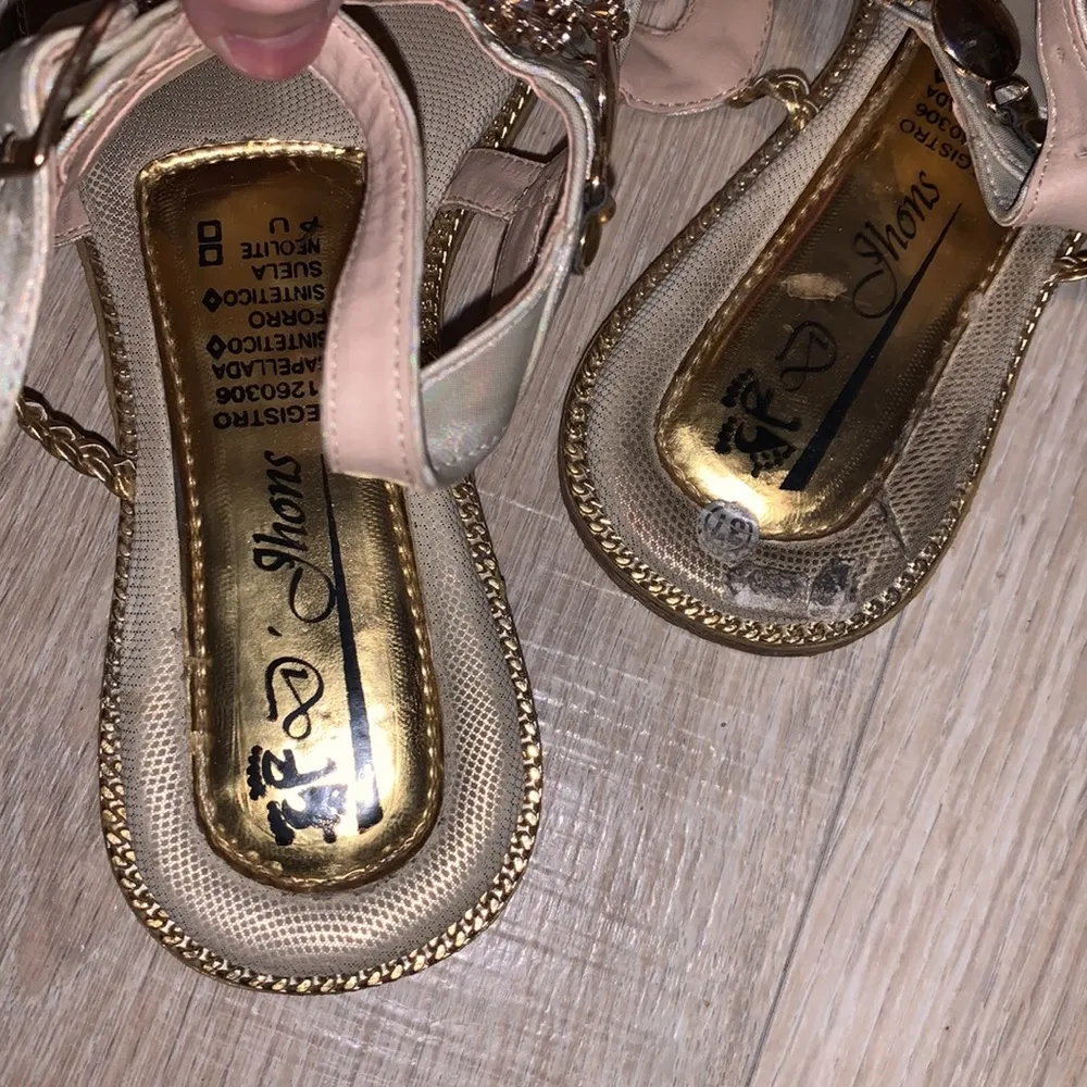 D Johns gold jeweled sequined bling flip flops Size 6.5 - Image 7