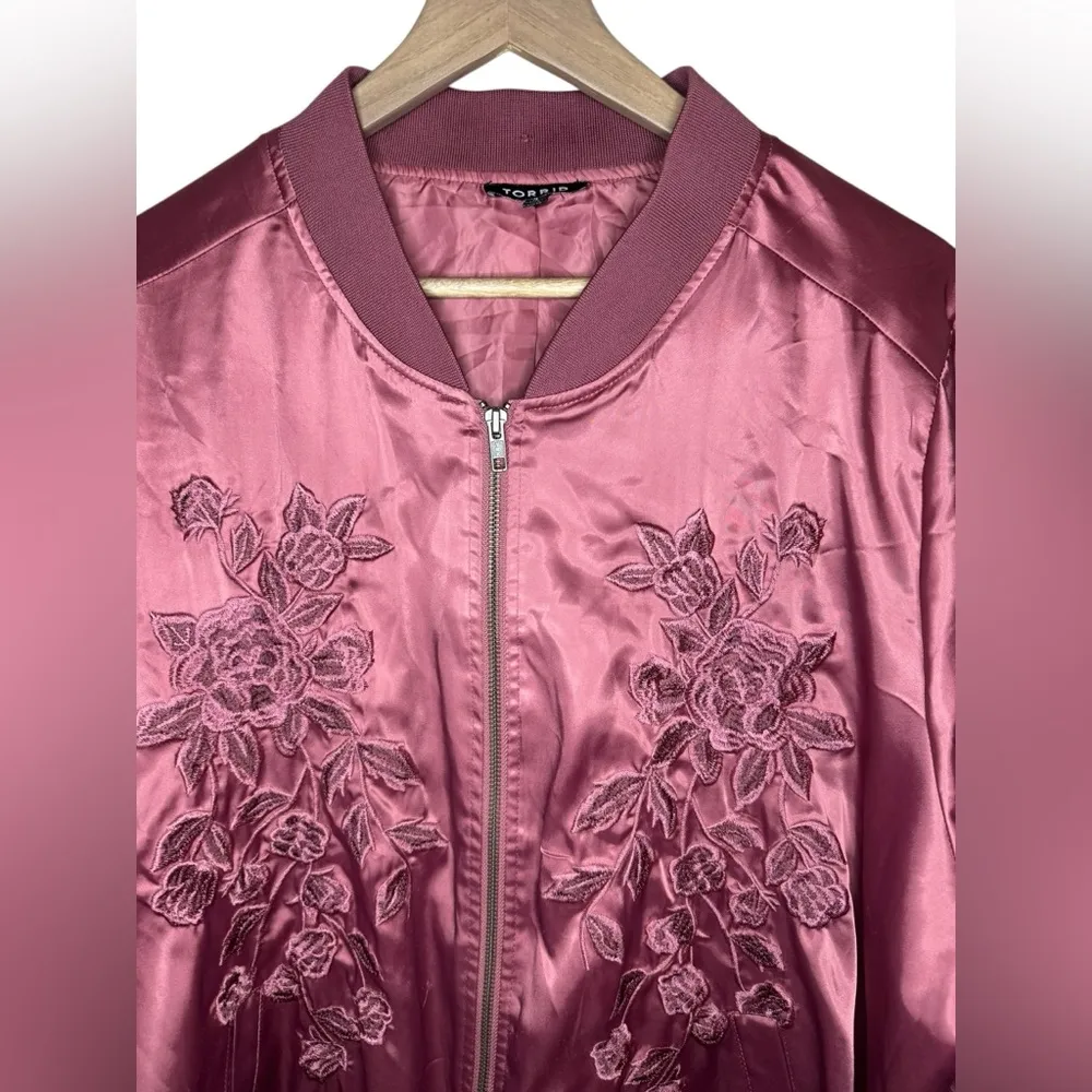 Torrid  Satin Floral Embroidered Bomber Jacket Size 4 Rose Pink - Image 3