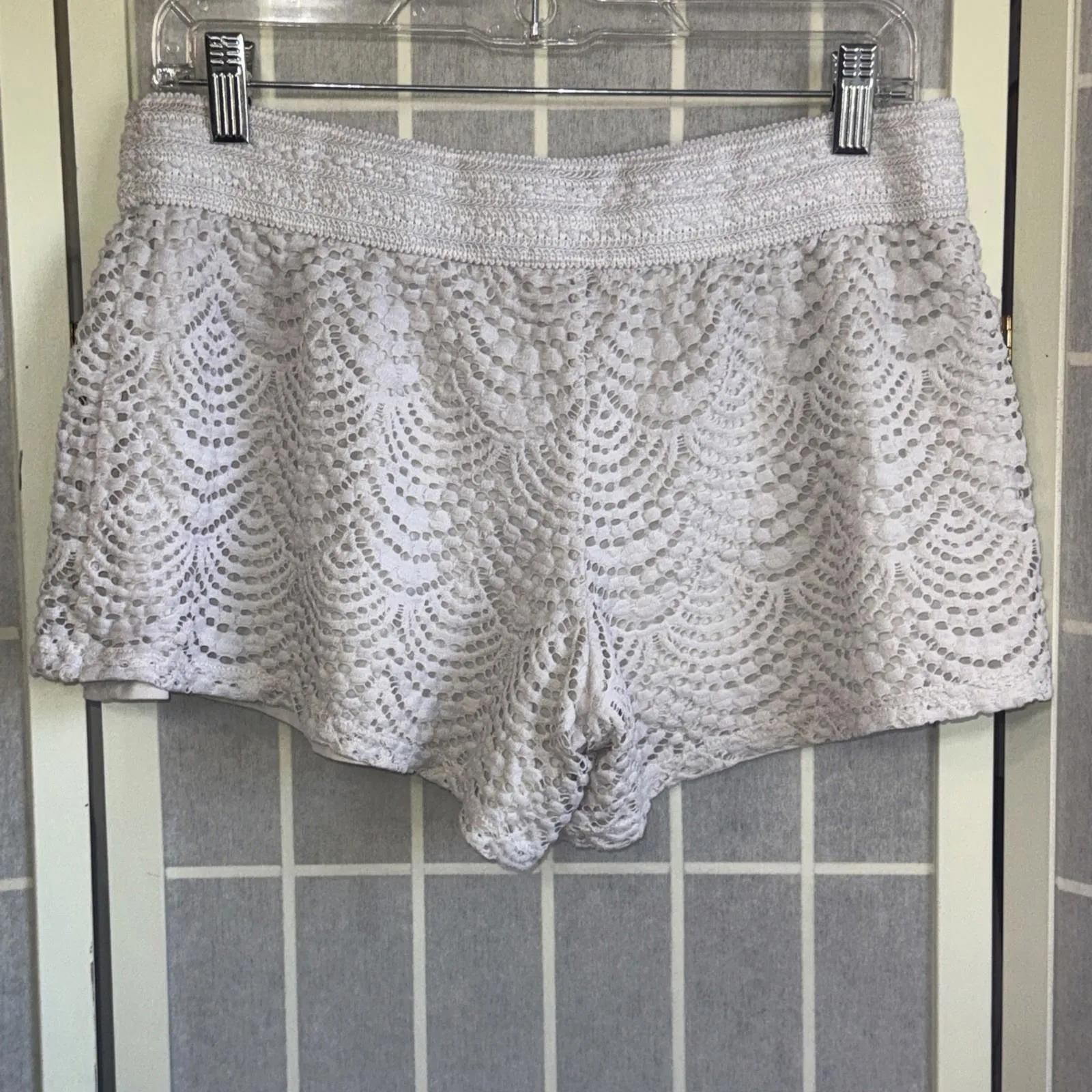 Lilly Pulitzer Claudette White Crochet Minimalist Old Money Drawstring Shorts M - Image 2