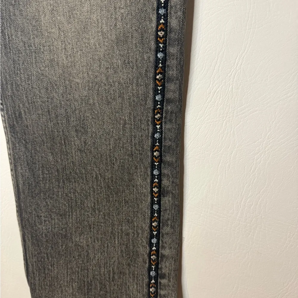 Arizona Jeans Highest Rise Vintage Straight Leg Embroidered Gray Jeans SZ 1 NWT - Image 4