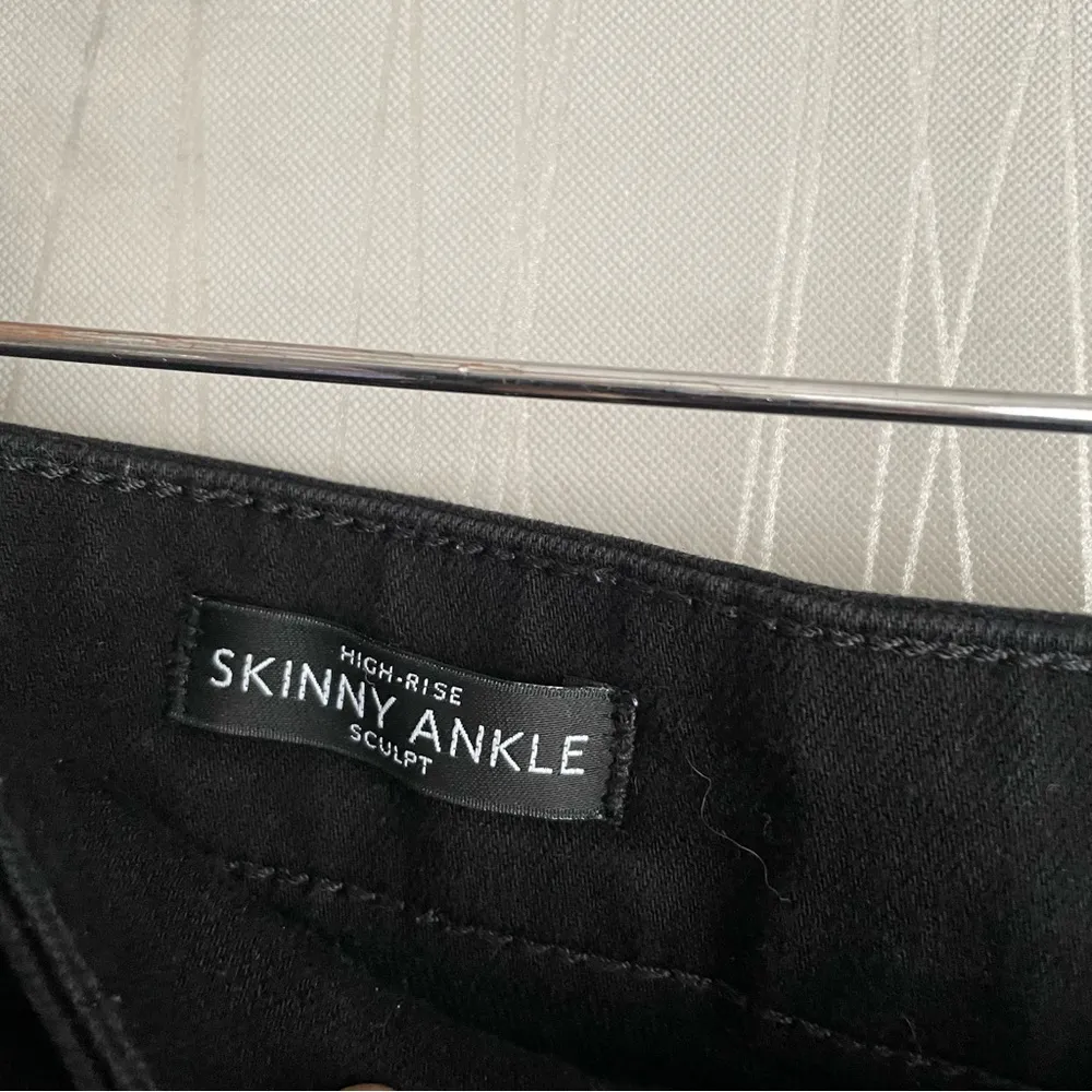 White House Black Market High Rise Skinny Black Stretch Jeans Size 6 - Image 6