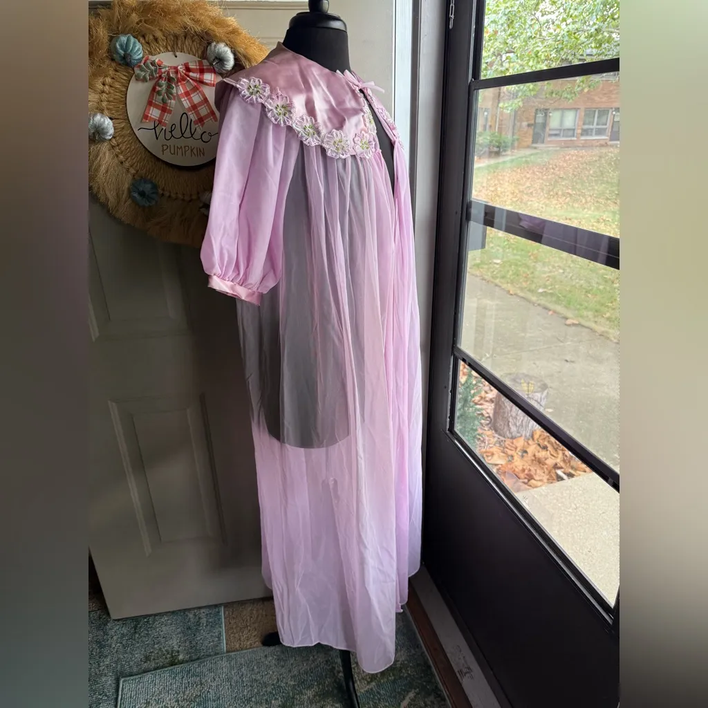 Vintage 60/70s sheer maxi floral appliqué satin collar night coat, size medium Purple - Image 4