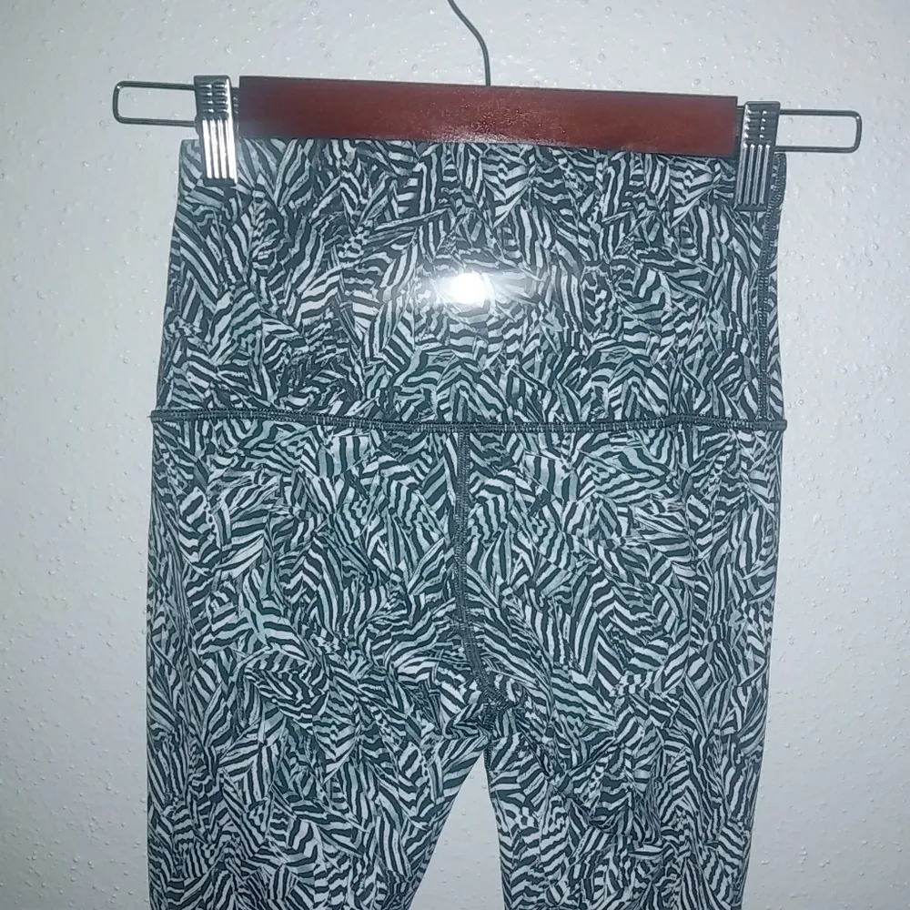 Lululemon S Rare Hombre Tiger Turquoise Black Leggings - Image 7