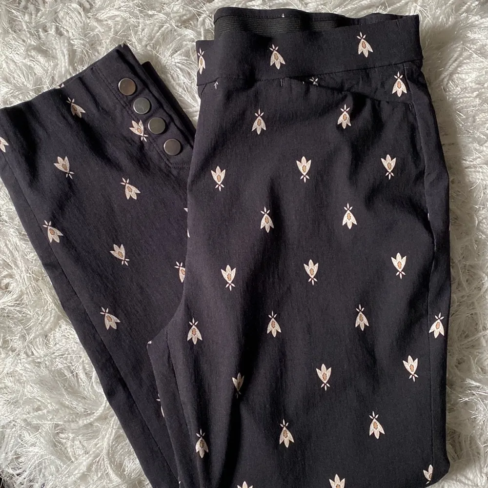 Liz Claiborne Career Classic Black Floral Ankle Crip Capri Pull On Style Pant - Image 10