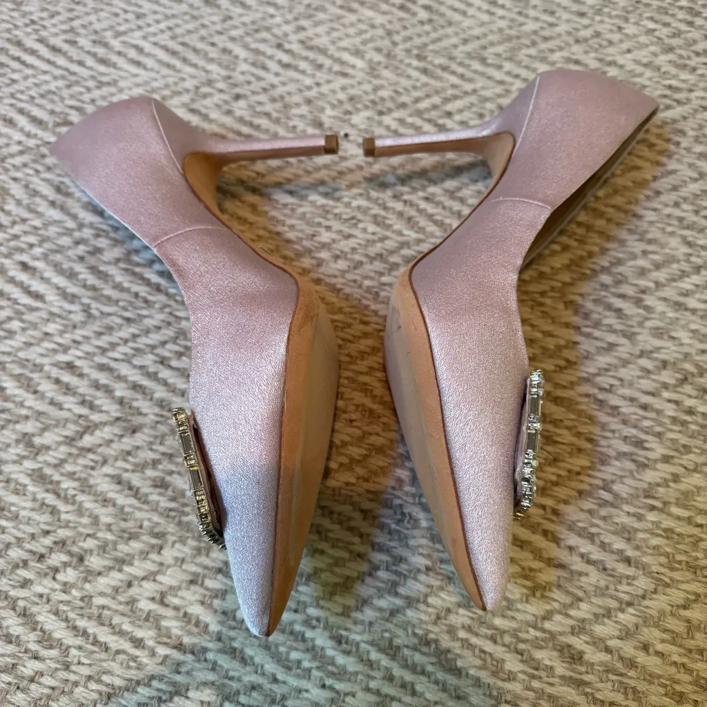 BADGLEY MISCHKA Cher Crystal Embellished Satin Aurora Pink Pumps | Size 8.5 - Image 3