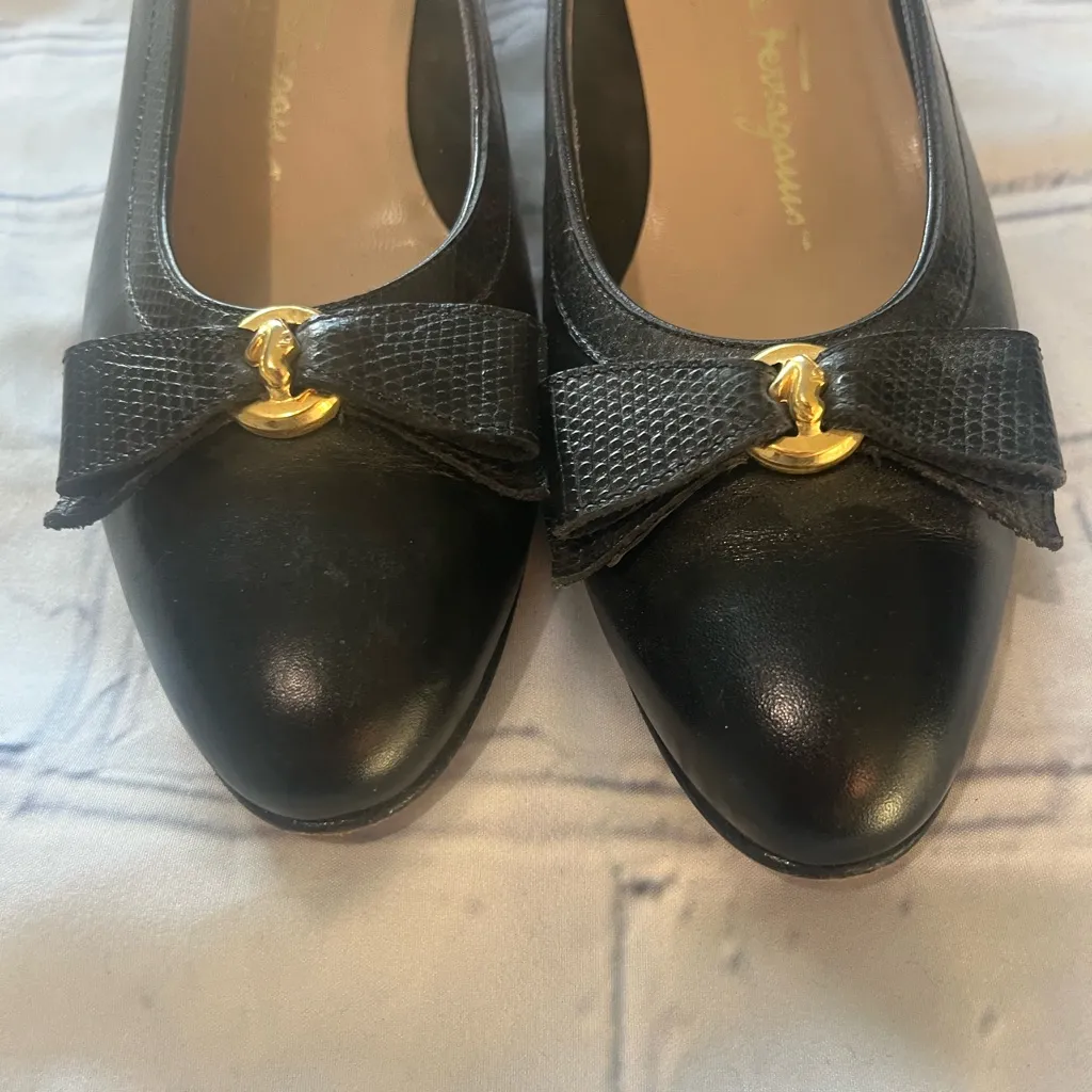 Vintage 1980s Salvatore Ferragamo Black Leather Pumps Gold Bow Heels Size 8.5 - Image 6