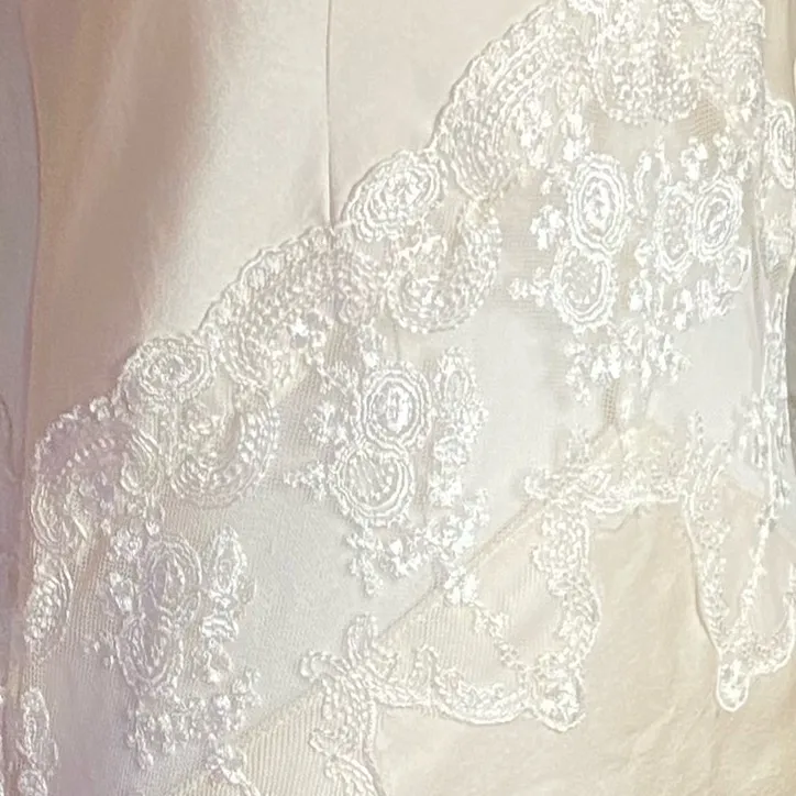 NWT WINGFREE Ivory Satin Midi
Slip Dress with Lace & Ruched Detail
XS/S - Image 12