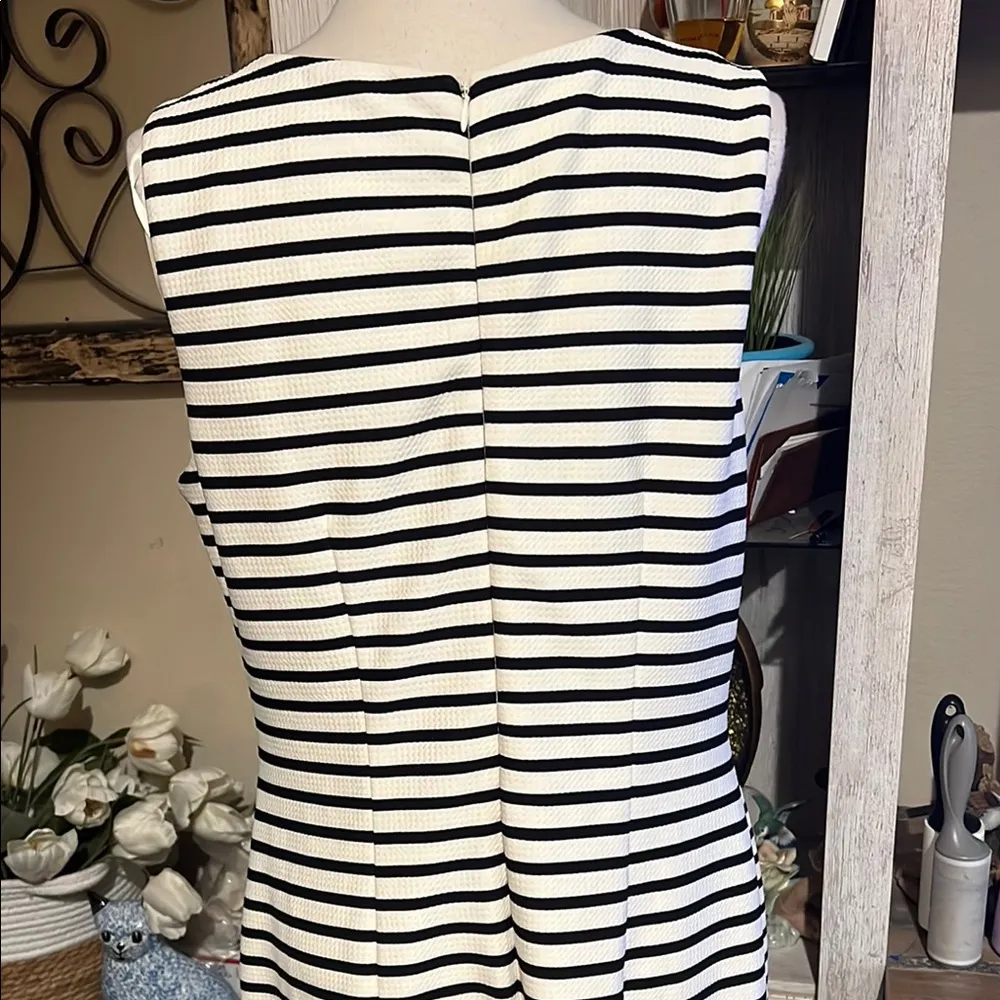 Jessica Howard Black and White Striped Midi Dress with Yellow Accents - Image 5