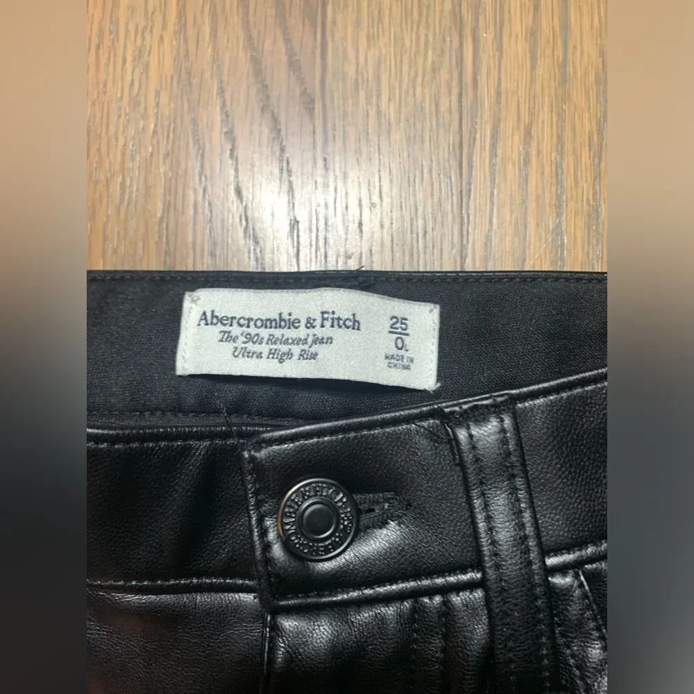 Abercrombie & fitch the ‘90s relaxed jean ultra high rise faux leather 0L - Image 3