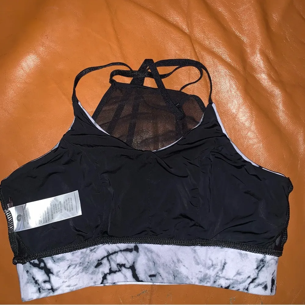 Dragon Fit Sports Bra Size Small Black - Image 3