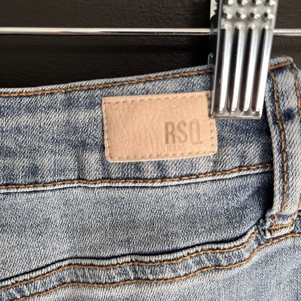 RSQ Vintage Hi-Rise Distressed Denim Button Fly Jean Shorts Women’s Sz 3/26 EUC - Image 4