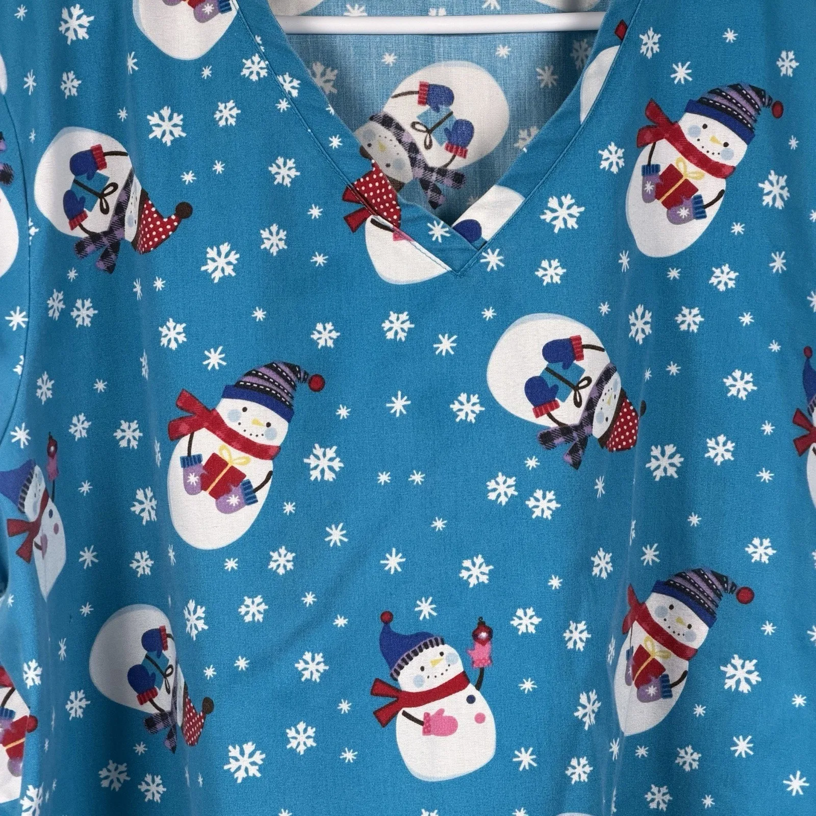 SB Scrubs Scrub Top Women's Large Blue Snowman Snowflake Christmas Medical Vet - Image 3