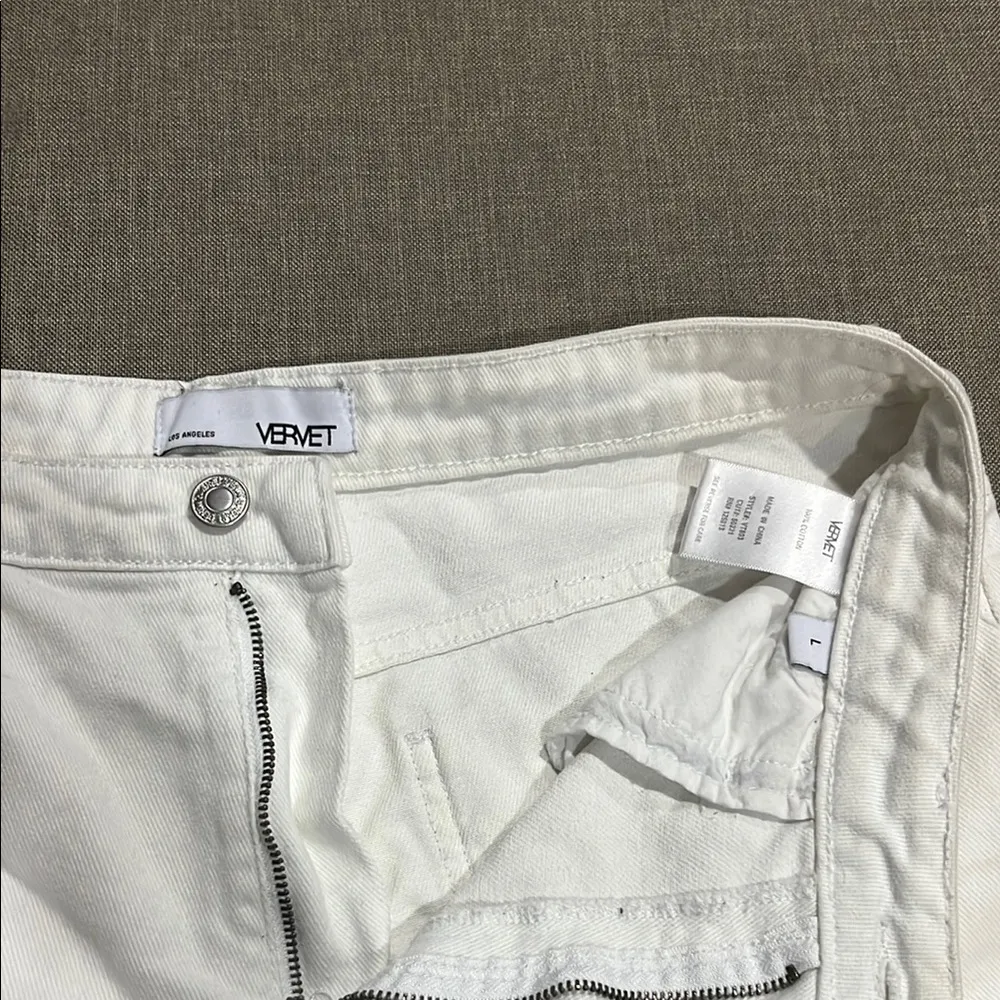 VERVET BY FLYING MONKEY White Distressed Jean Shorts Size L - Image 2
