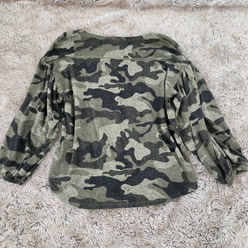 Moda Green Camouflage Balloon Sleeve Top Size Medium - Image 6