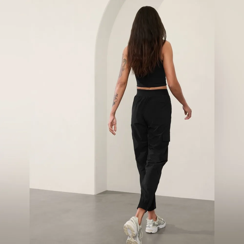 Athleta Brooklyn Heights High Rise Cargo Jogger size 12 black - Image 3