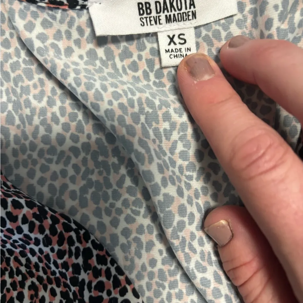 BB Dakota/Steve Madden size XS Animal Print Blouse with Balloon Sleeves - Image 3