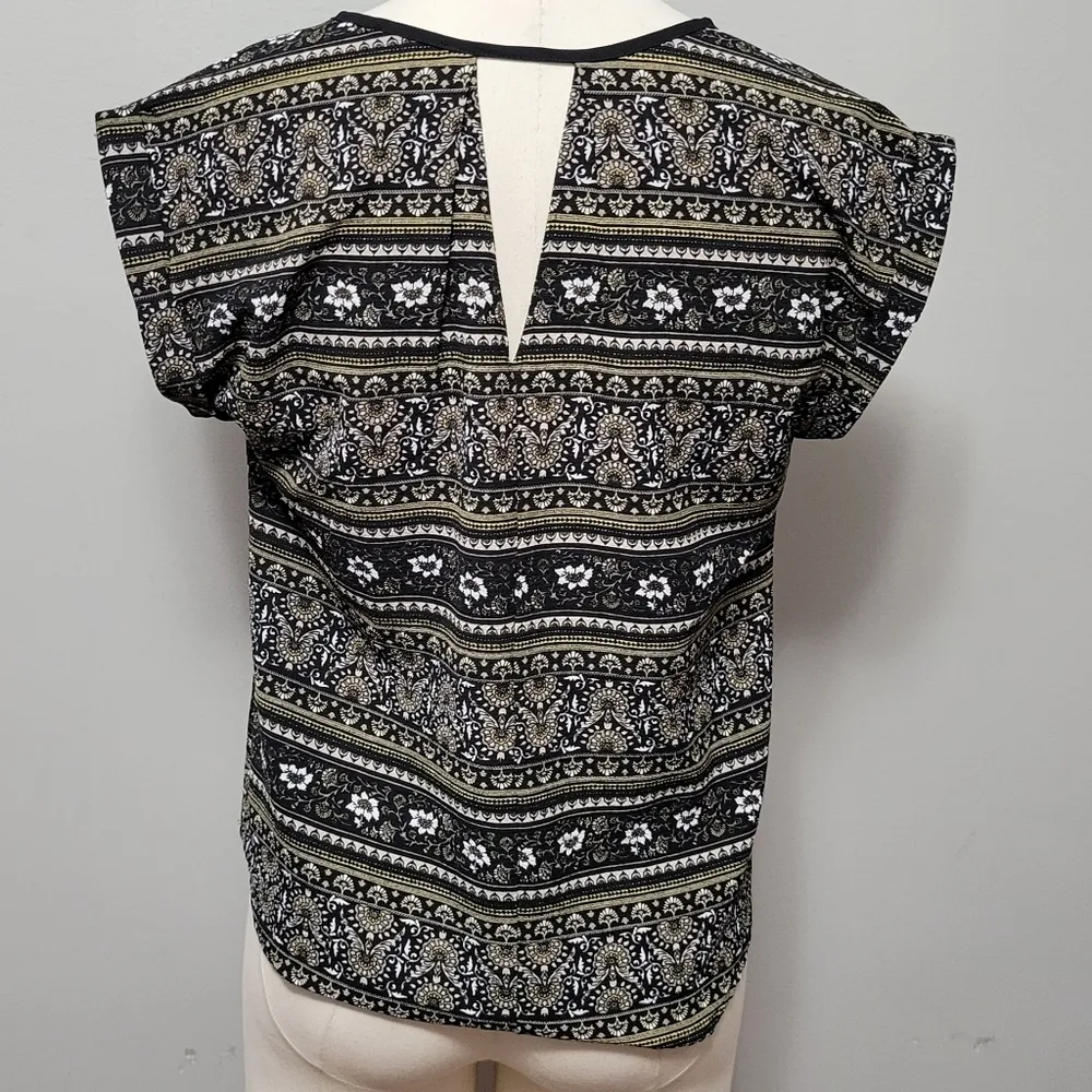 Anthro W5 concepts black fan floral vneck blouse size small - Image 5