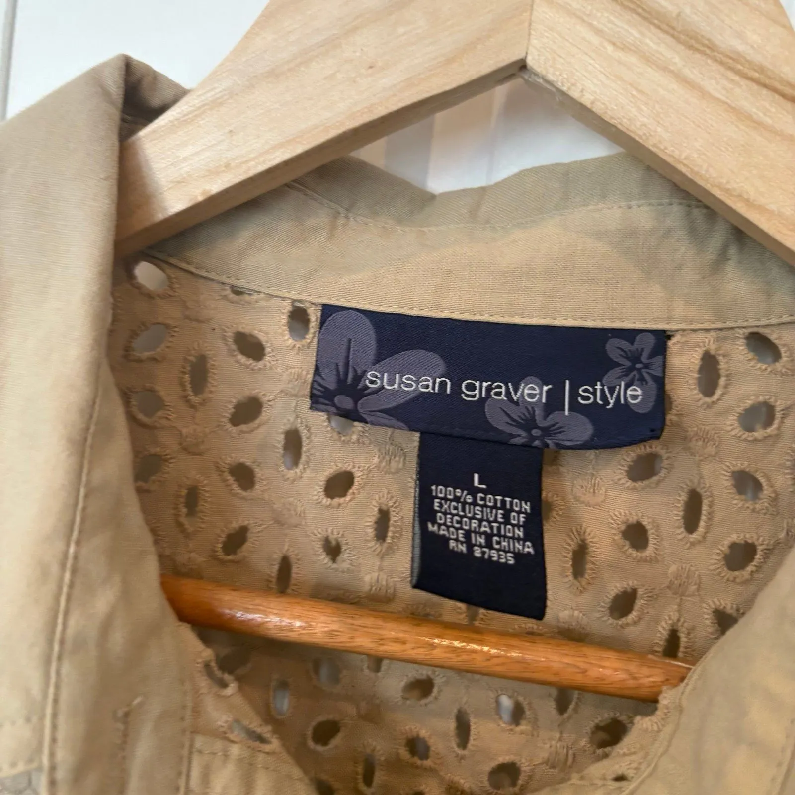 Susan‎ Graver Tan Eyelet Button Down Shirt Size Large - Image 5