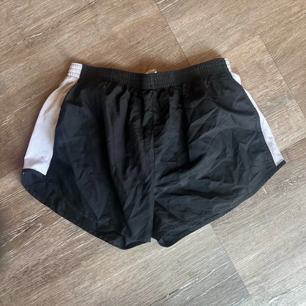 Black and white athletic running shorts - Image 4