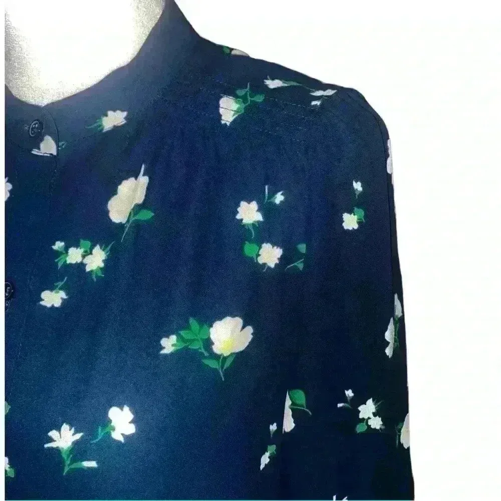 Banana Republic Women’s Drapery Classic Textured Floral Blouse - Image 9