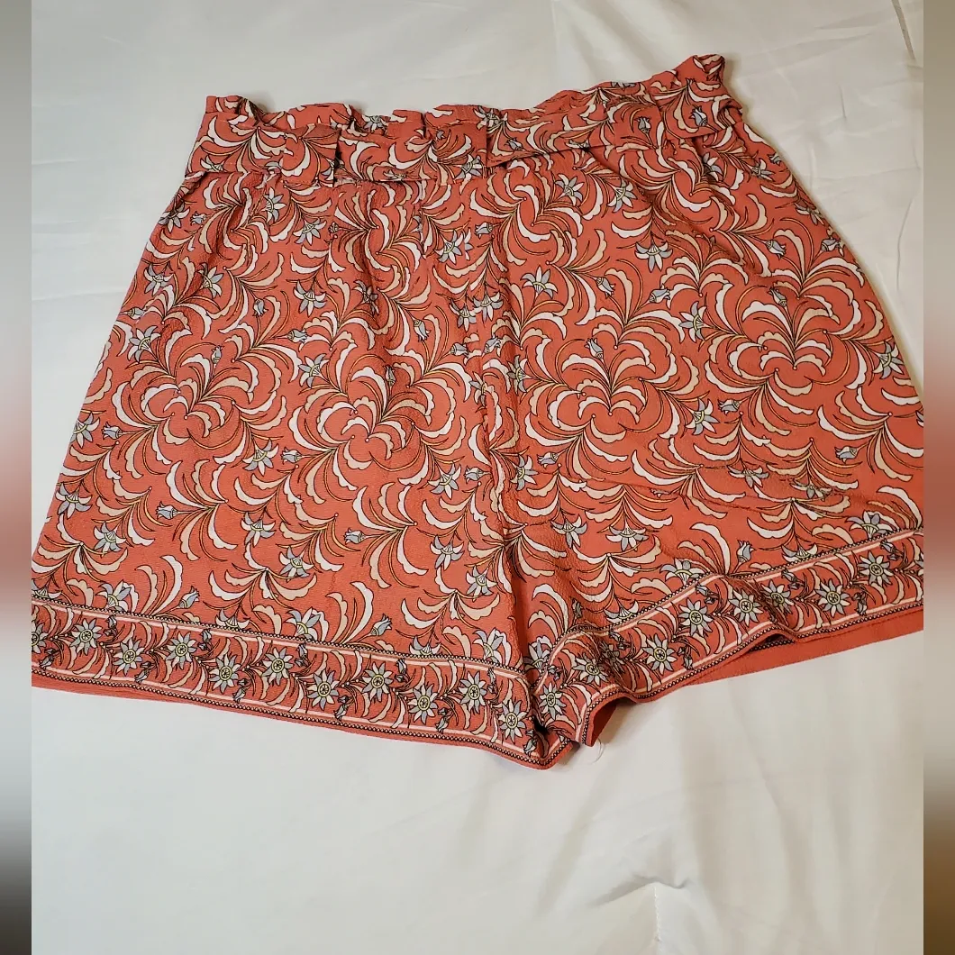 Max Studio NWT  Floral Patterned Women's Shorts Size:M - Image 3