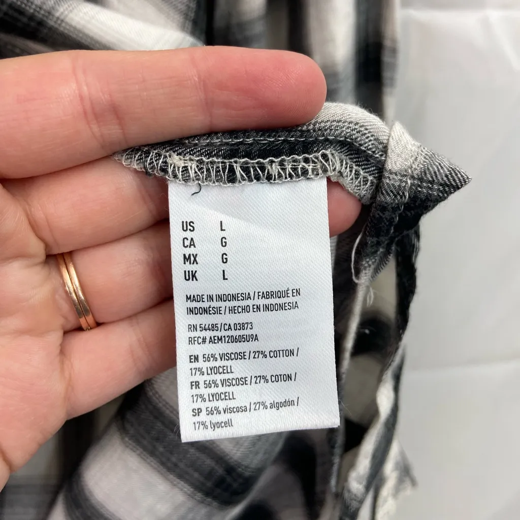 EUC American Eagle women’s black white plaid relaxed boyfriend fit button‎ shirt - Image 5