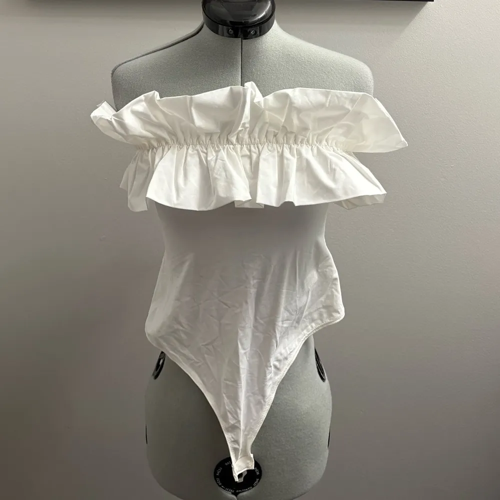 NWT Le Lis White RUFFLE DETAIL TUBE Bodysuit, Small - Image 2
