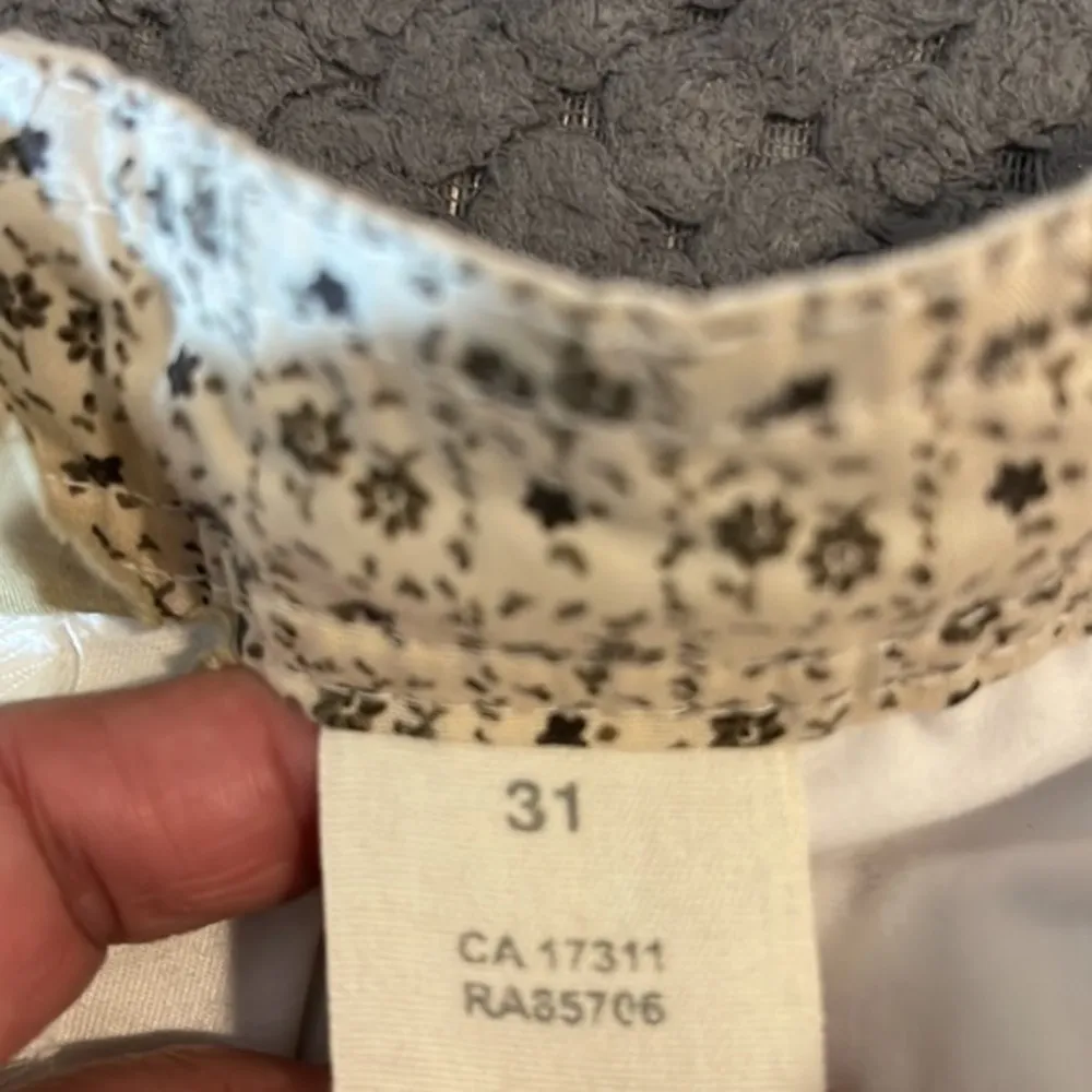 Women's David Bitton White Bermuda Shorts Size 31 EUC #4745 - Image 7