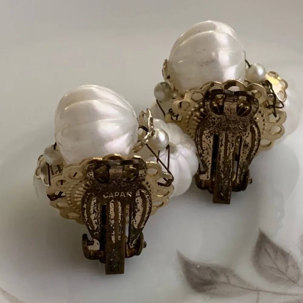 Vintage PEARL WHITE clip on faux Pearl Goldtone earrings - Image 3