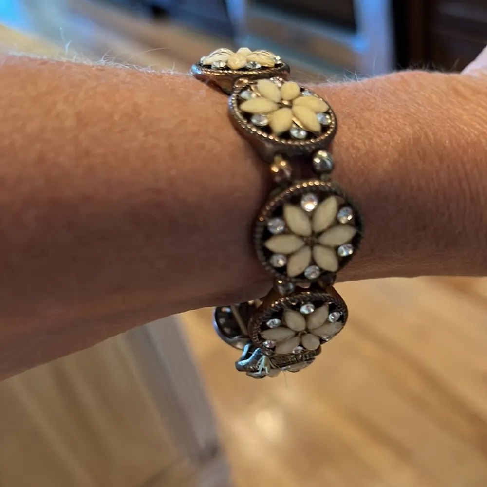 Bracelet Beaded White Flowers Bronze Expandable Comfy - Image 8