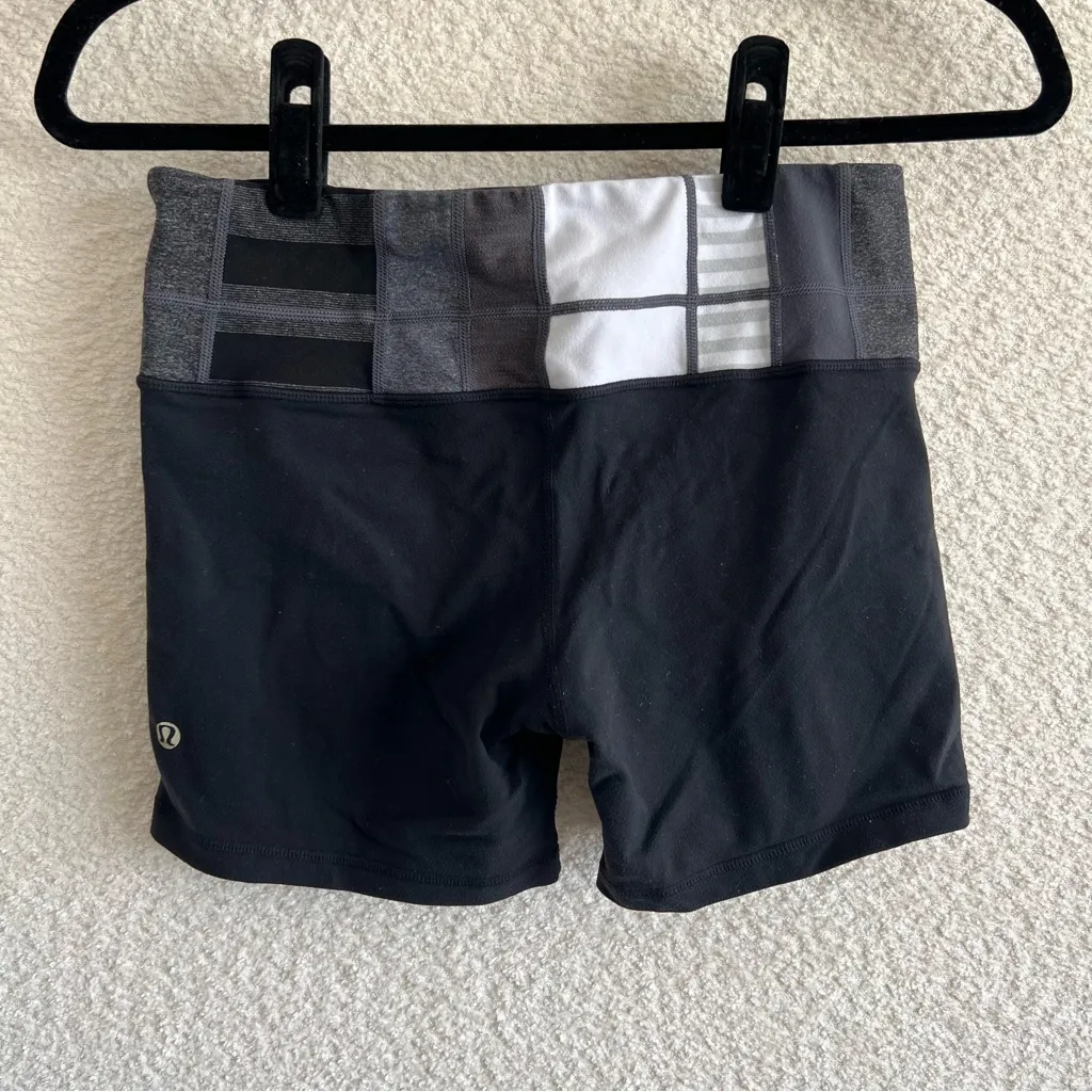 Lululemon Women’s Groove Shorts Black Quilting Reversible‎ Size 6 - Image 3